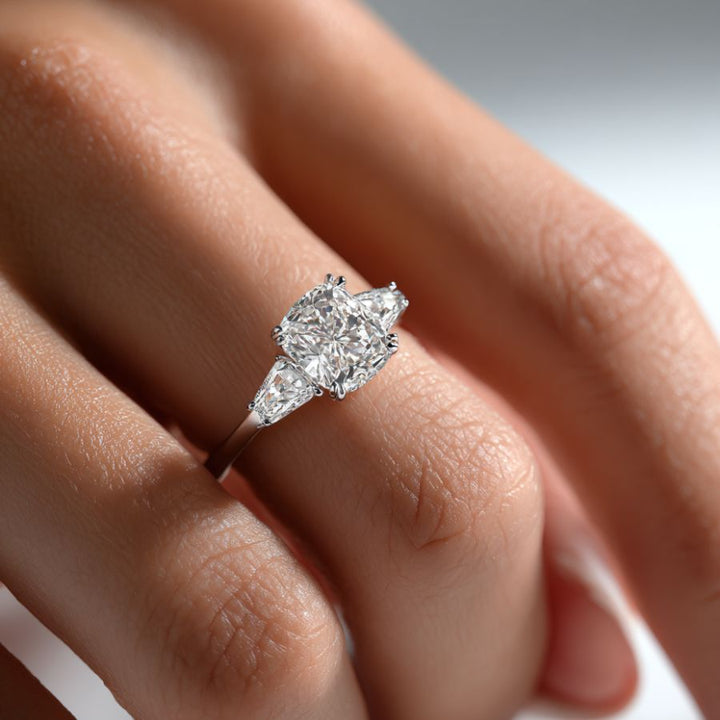 Noress Cushion Cut Trilogy Ring Silver